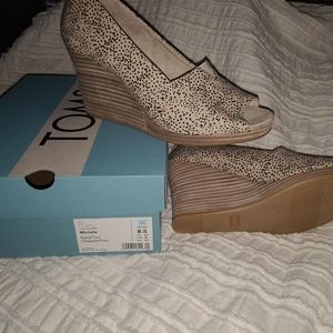 Tom's Cheetah Wedge Peep toe shoes Womens 8.5 New in Box